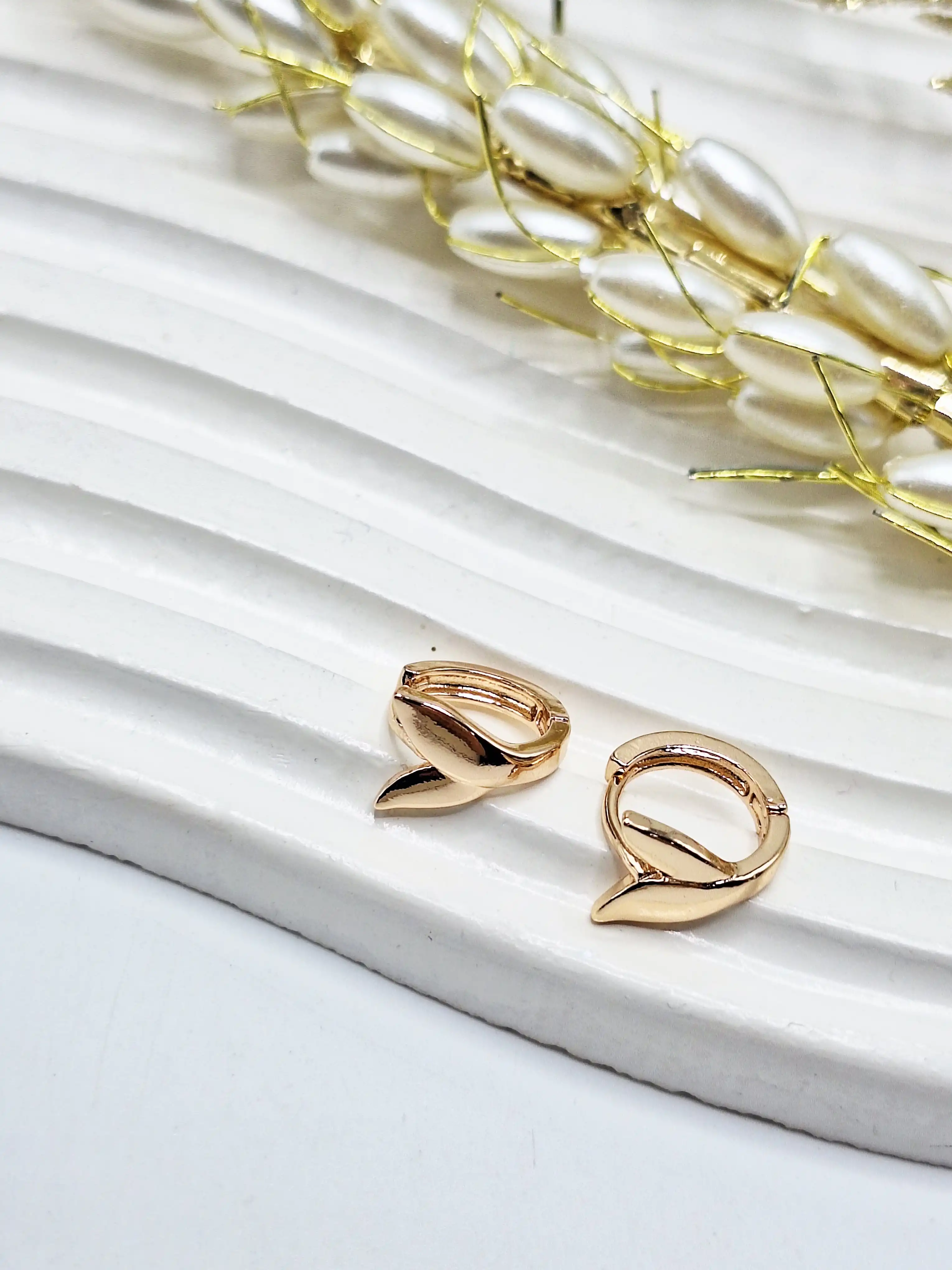 گوشواره قفلی طرح جوانه گندم طلایی