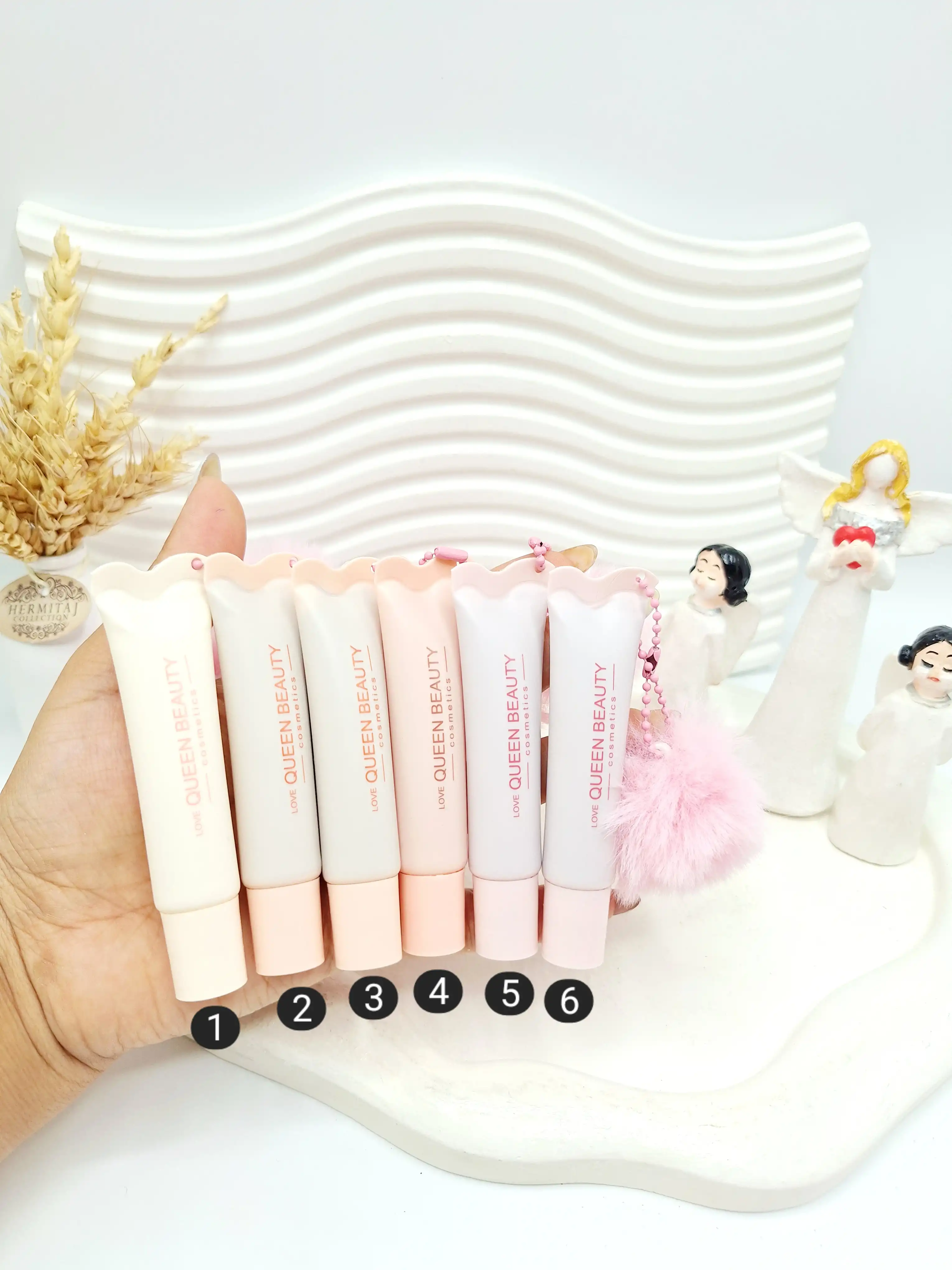 لیپ گلاس براق و مرطوب کننده آویز پشمالو کویین بیوتی کد 3016