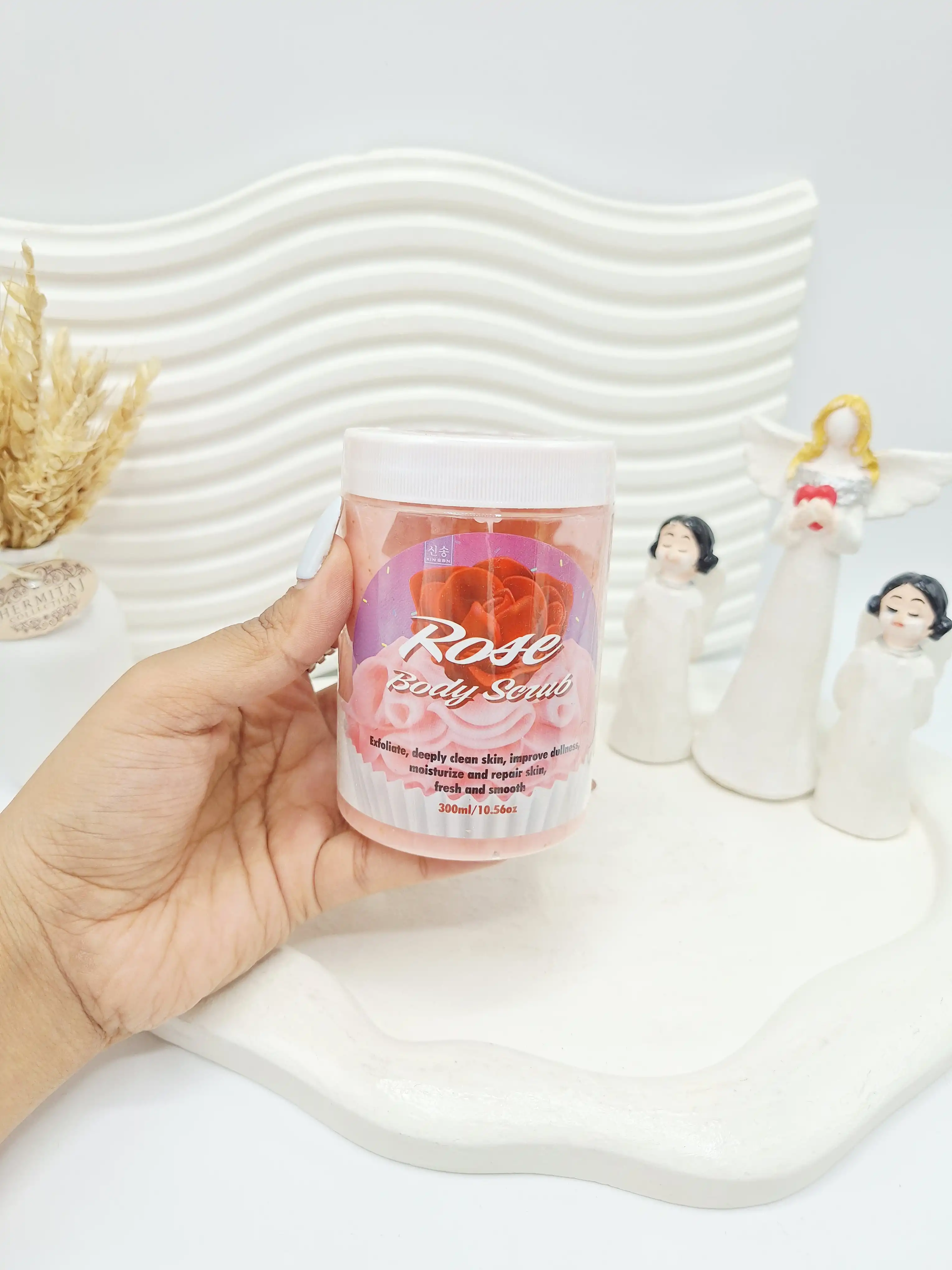 اسکراب روشن کننده و نرم کننده بدن رایحه گل رز حجم 300 میل کد ۱۱۱۳